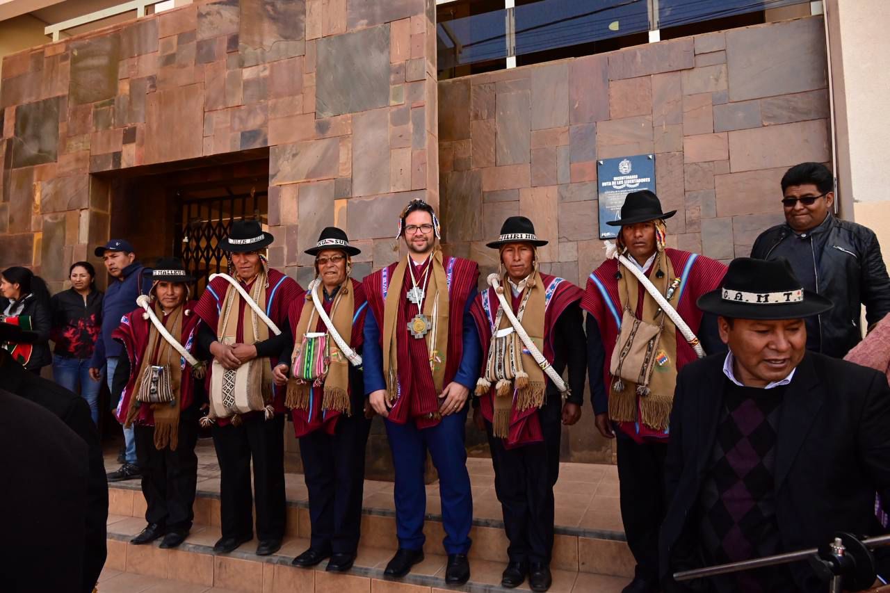 Develan placa conmemorativa en Tiwanaku por Bicentenario de Ruta de Libertadores