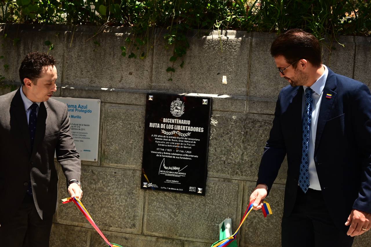 Venezuela devela placa para conmemorar bicentenario de llegada de Sucre a La Paz