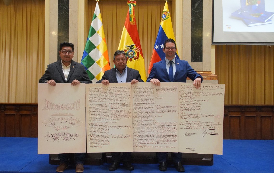 Vicepresidente de Bolivia entrega documento histórico al Embajador de Venezuela