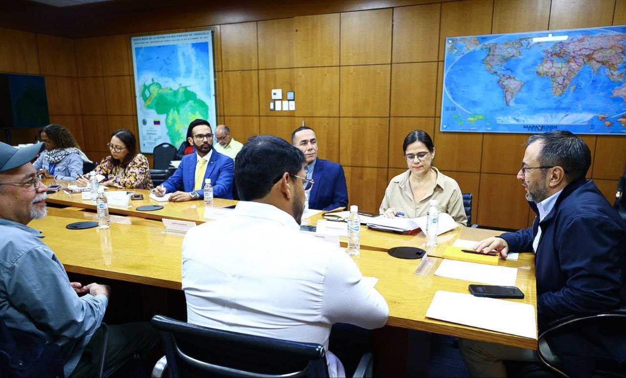 Canciller Yván Gil se reúne con movimientos de solidaridad con Venezuela