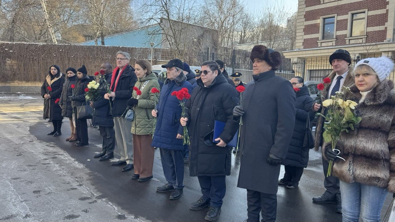 Embajador de Venezuela en Rusia rinde homenaje a Augusto César Sandino en Moscú
