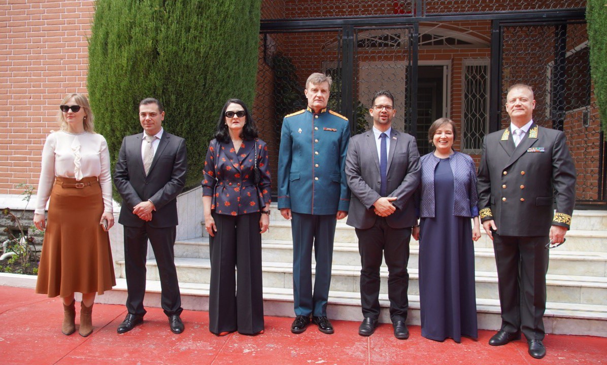Embajador en Bolivia asiste a recepción rusa por Día del Defensor de la Patria