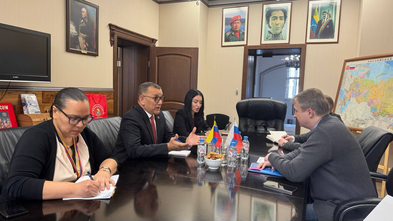 Embajador en Rusia recibe a Comité de Relaciones Exteriores de San Petersburgo