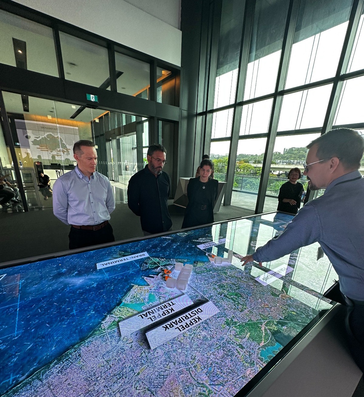 Delegación venezolana visita el Puerto de Singapur y su Galería de Innovación