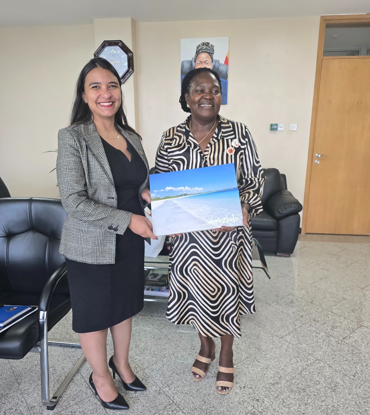 Embajadora en Uganda se reúne con Ministra de Energía y Desarrollo Mineral