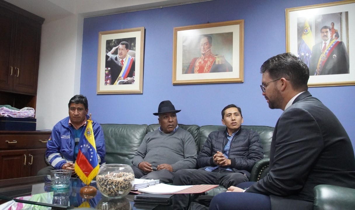 Embajador en Bolivia sostiene encuentro con Alcalde de Desaguadero