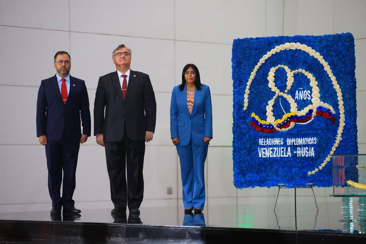 Venezuela y Rusia ofrendan a Bolívar para celebrar 80 años de lazos diplomáticos