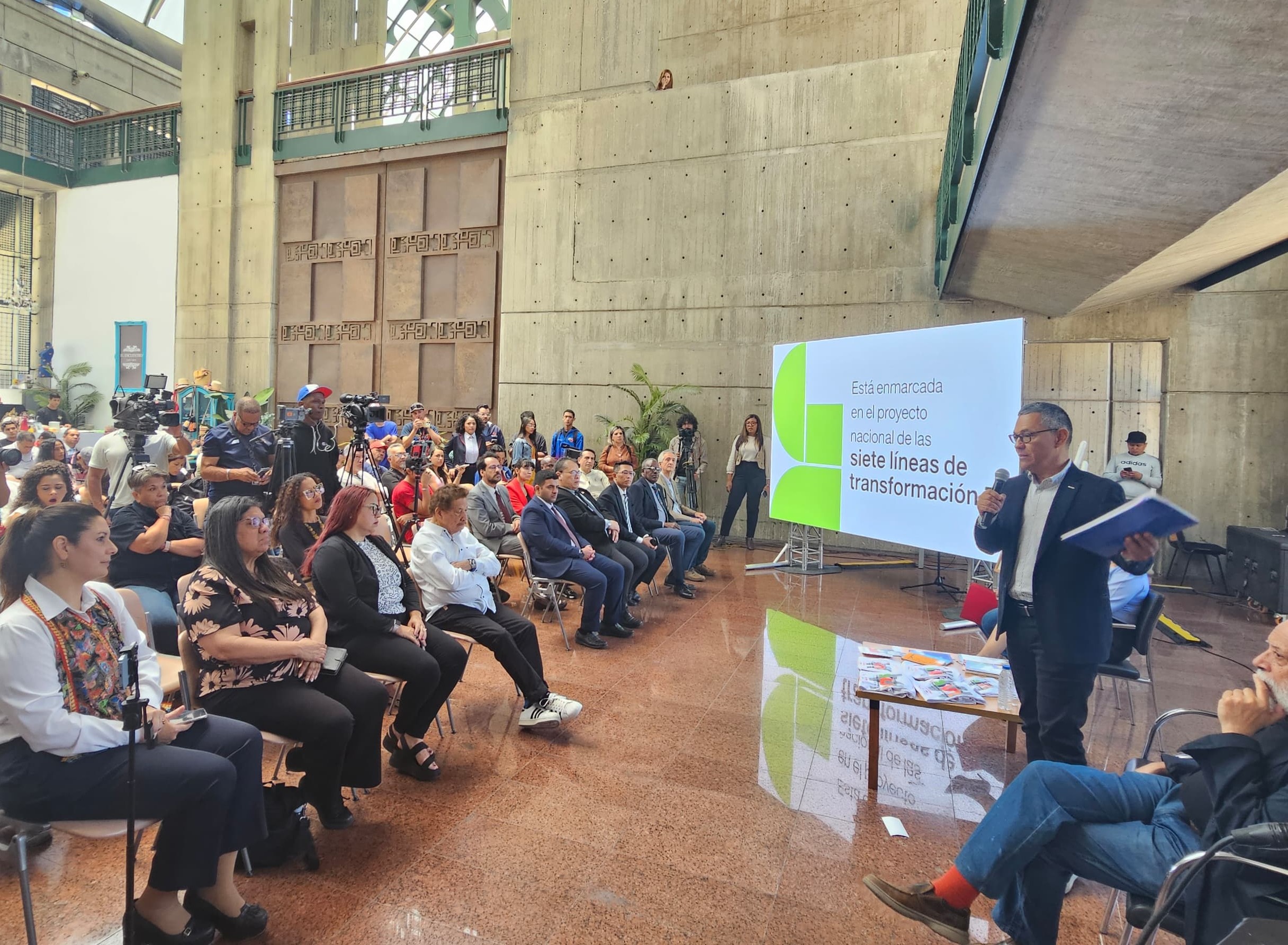 Viceministra Pugh acompaña convocatoria a VI Bienal del Sur Pueblos en Resistencia