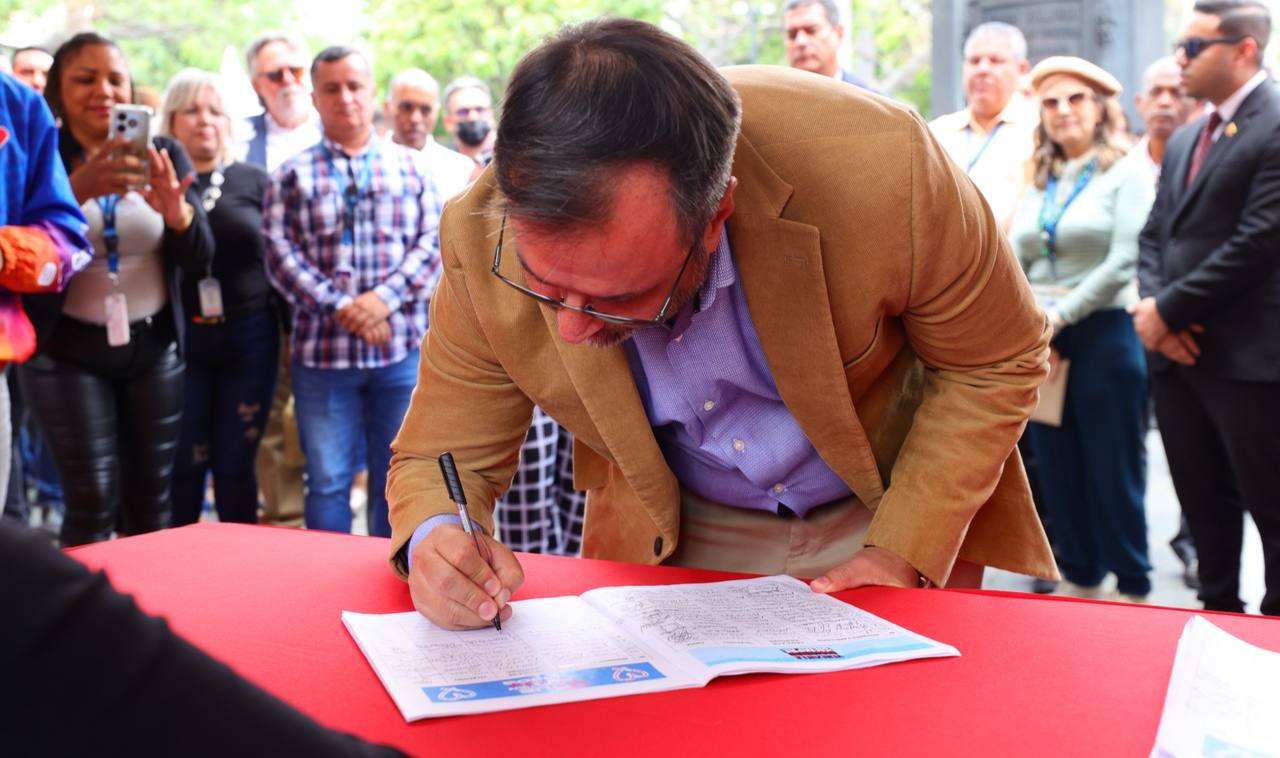 Canciller Yván Gil firma en apoyo a los migrantes venezolanos