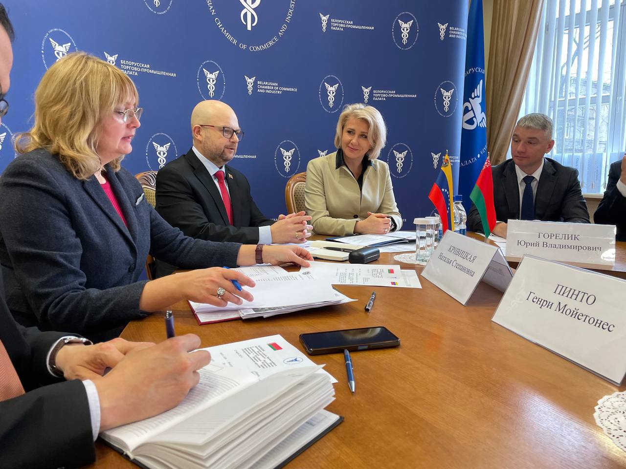 Exponen en Belarús oportunidades comerciales y de inversión en Venezuela