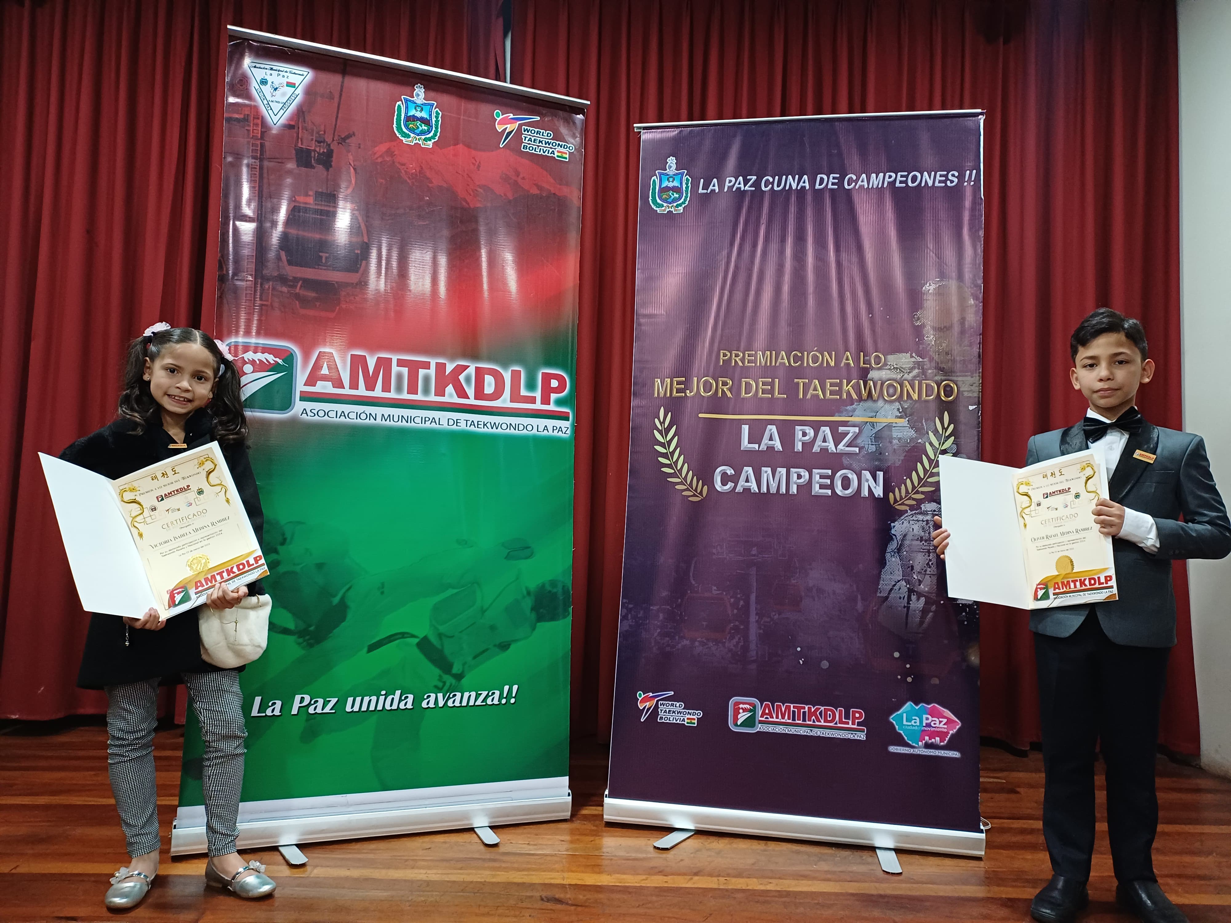 Talento venezolano de taekwondo recibe certificado de reconocimiento en Bolivia