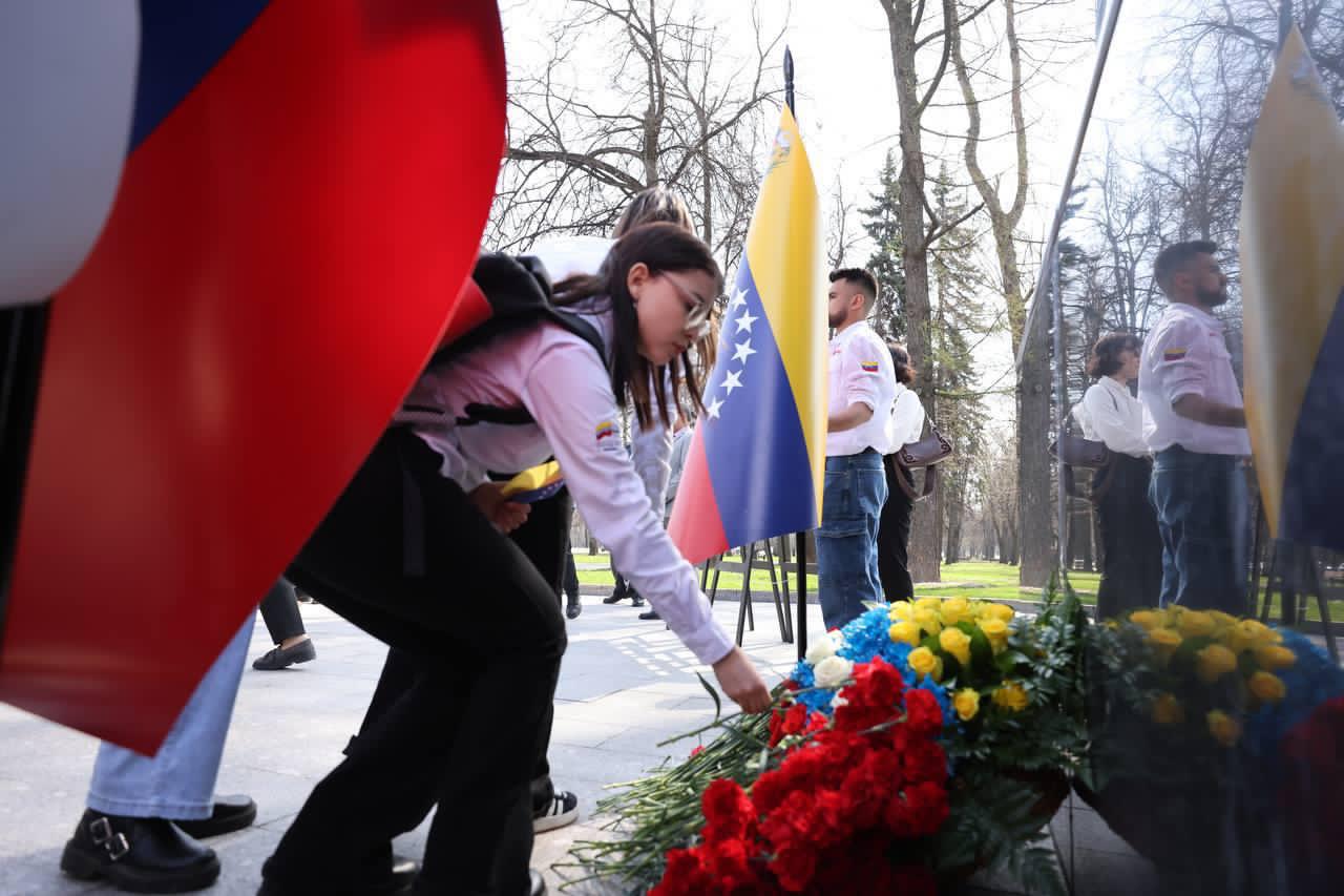 Ofrendan a Bolívar en Moscú a 215 años de la gesta independentista de 1810 en Venezuela