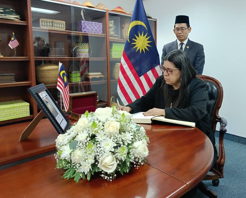 Viceministra Pugh firma libro de condolencias por fallecimiento del ex Primer Ministro de Malasia