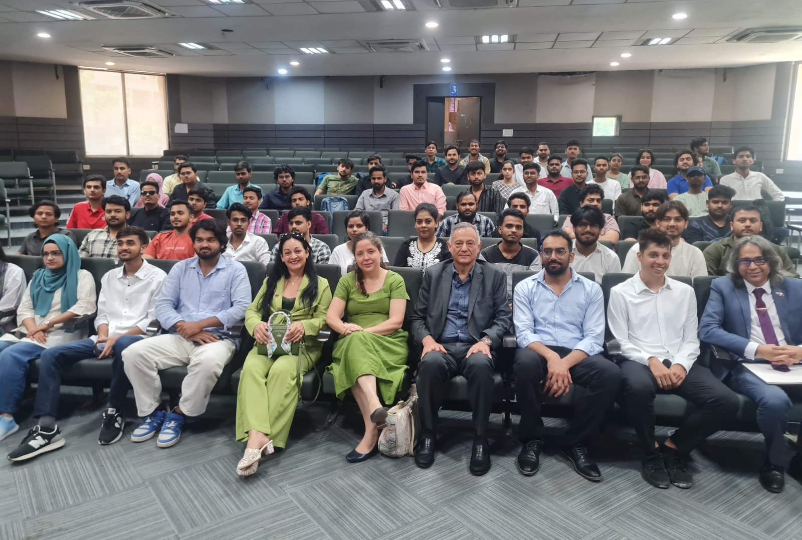 "El Salto de los Ángeles" se exhibe en la Universidad Jamia Milia Islamia de la India