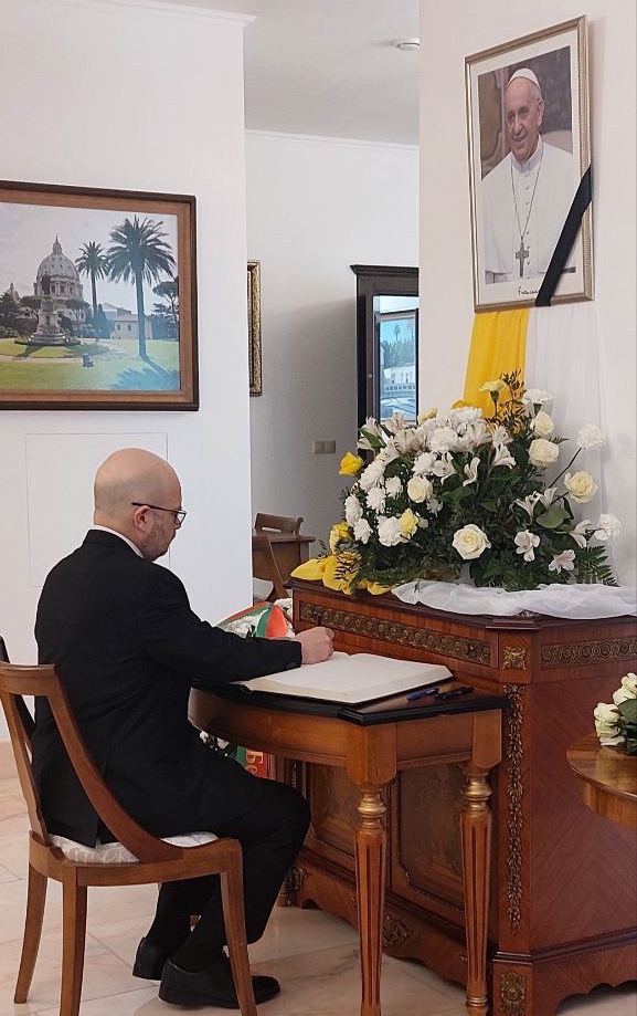 Embajada de Venezuela en Belarús rinde homenaje a la memoria del Papa Francisco