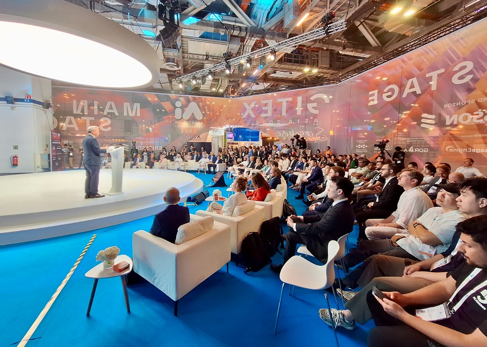 Embajadora asiste a inauguración de Feria Internacional de Tecnología en Singapur