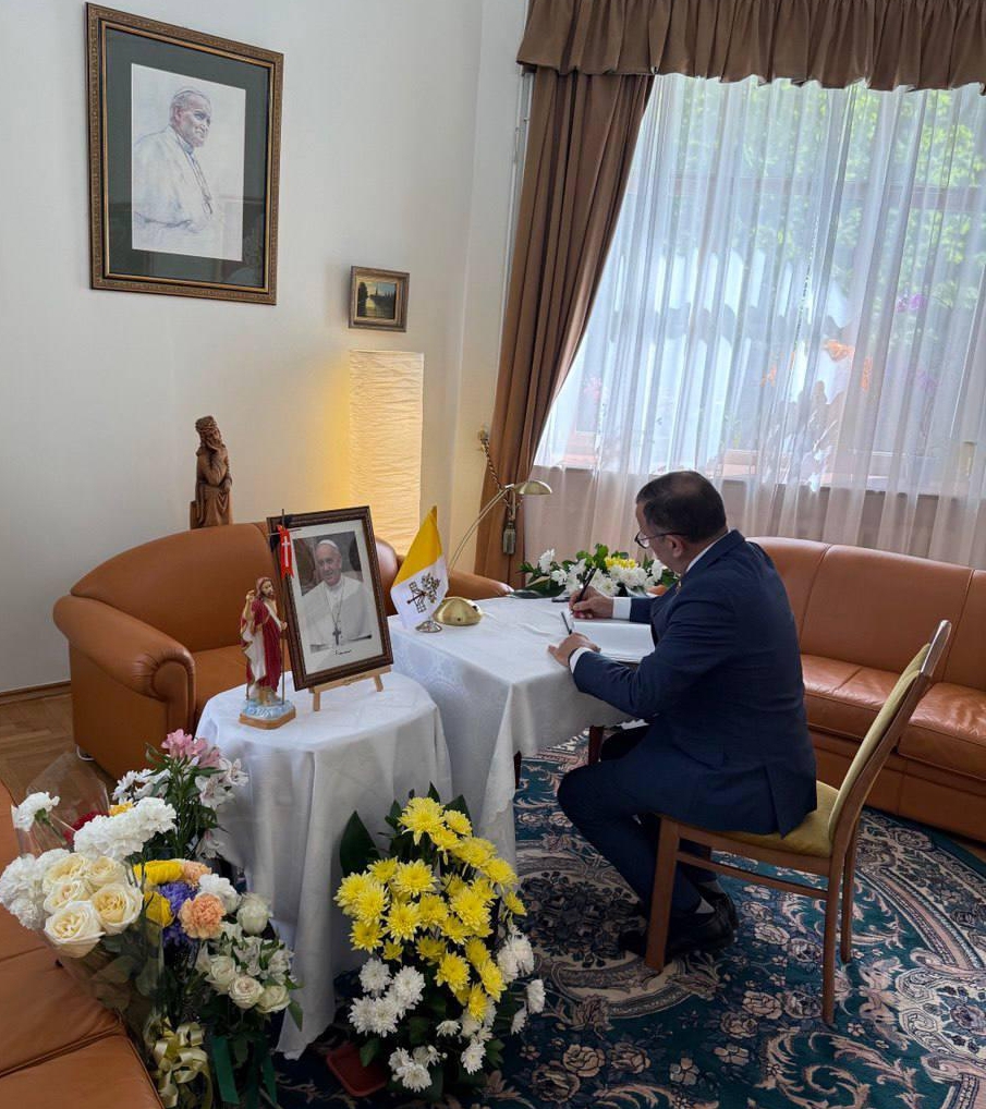 Embajador en Rusia firma en Nunciatura Apostólica el Libro de Condolencias por fallecimiento del Papa