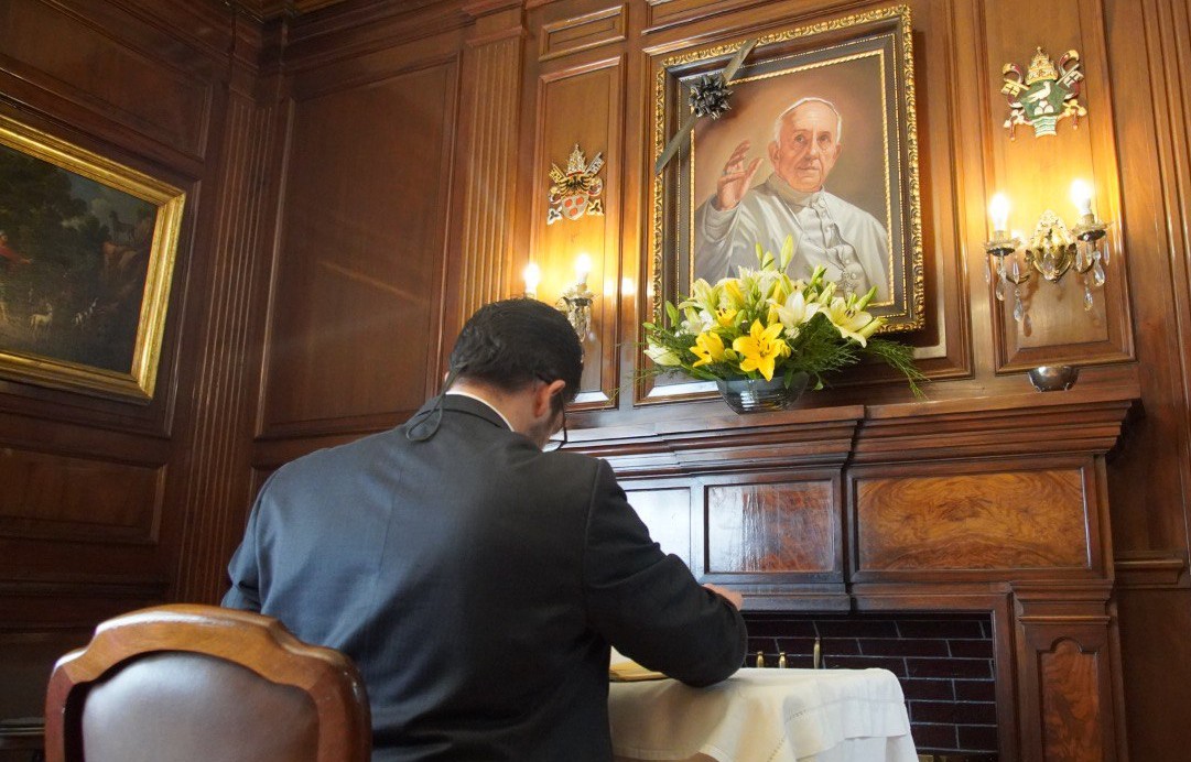 Embajador en Bolivia firma Libro de Condolencias por fallecimiento del Papa Francisco