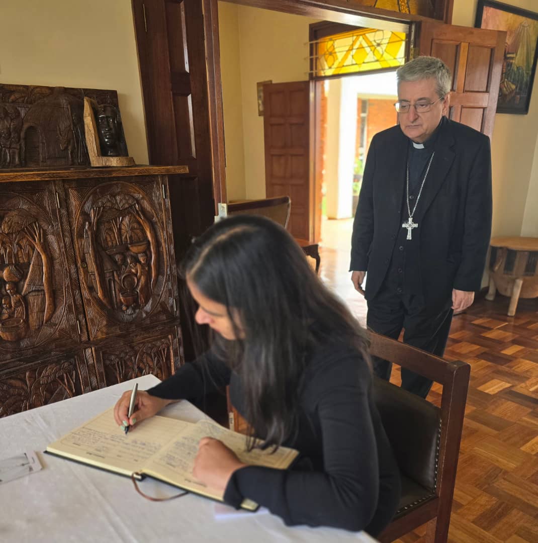 Embajadora en Uganda firma Libro de Condolencias por fallecimiento de su Santidad el Papa Francisco