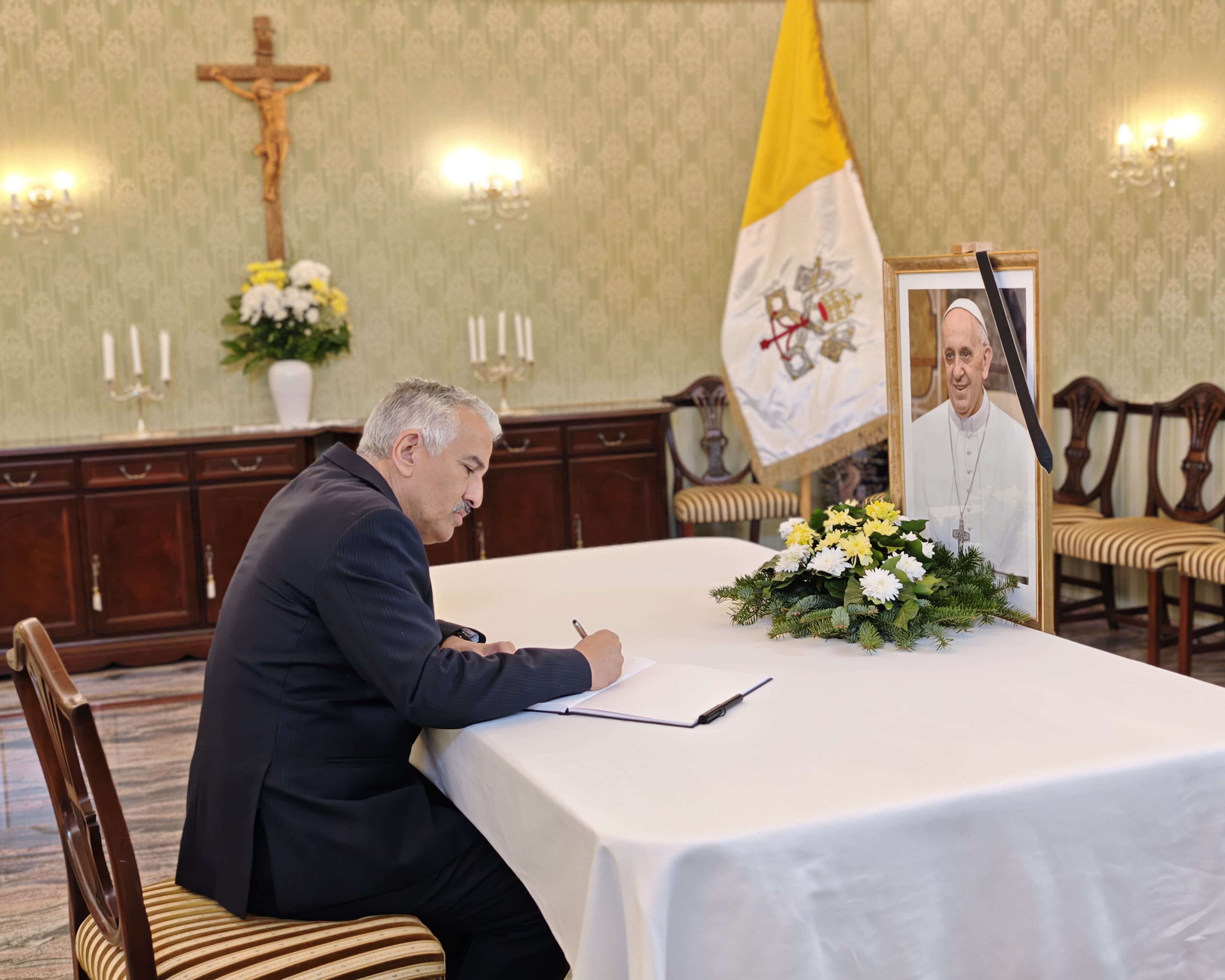 Embajador Rivero firma Libro de Condolencias por fallecimiento del Papa Francisco