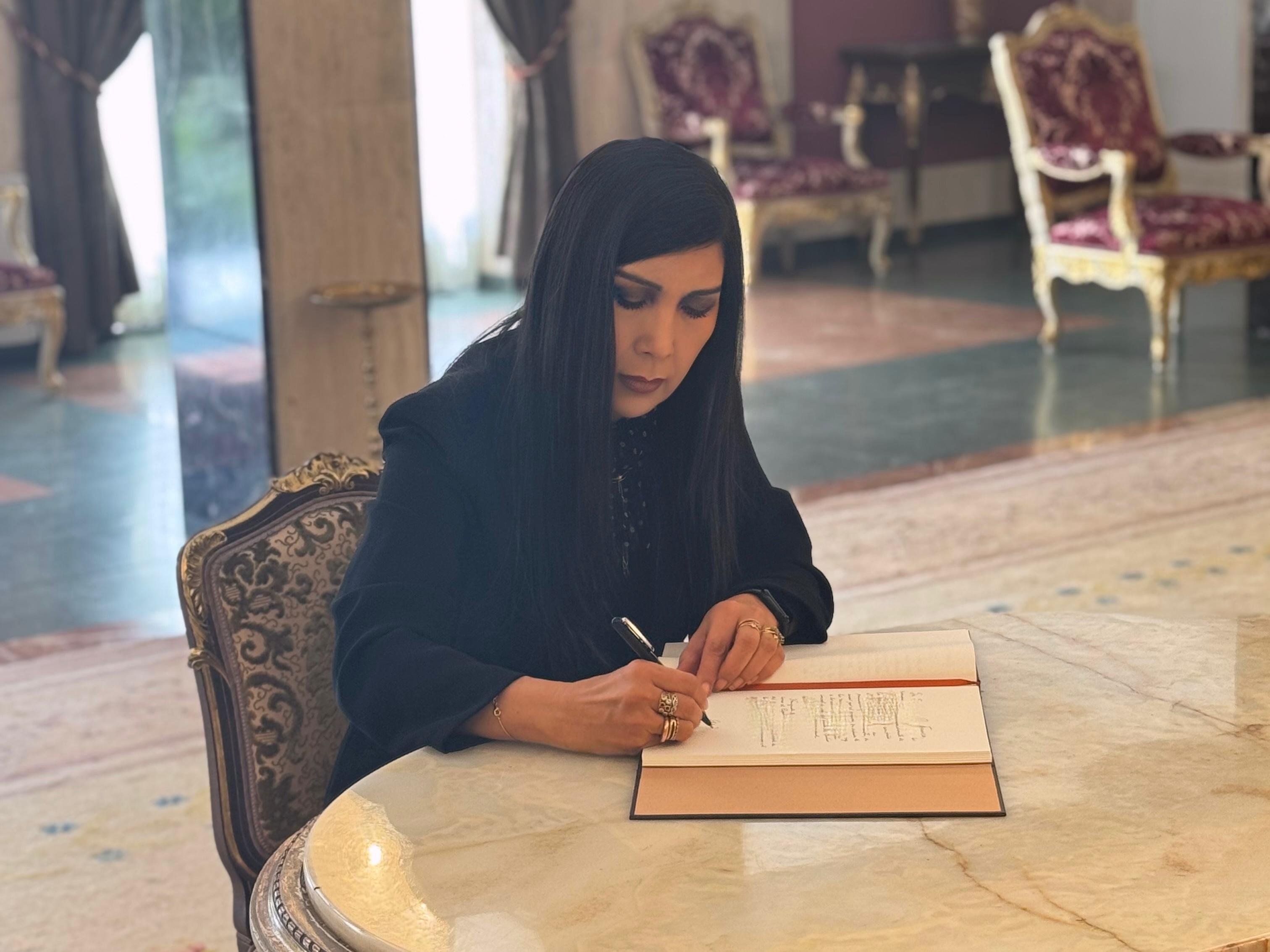 Embajadora Gutiérrez firma Libro de Condolencias tras partida física del Papa Francisco