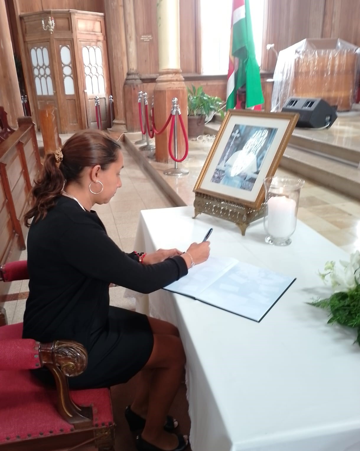 Embajadora en Suriname firma Libro de Condolencias por fallecimiento del Papa Francisco