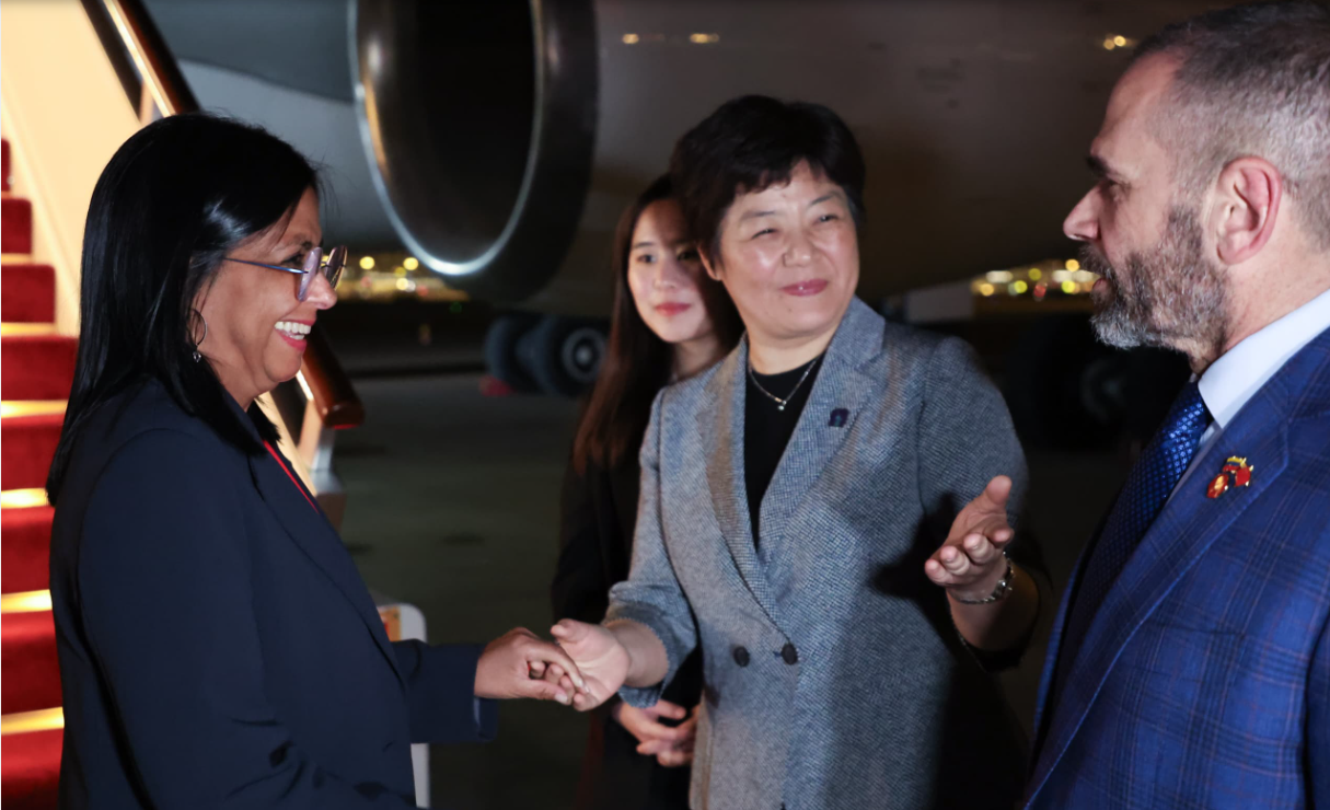 Delcy Rodríguez arriba a Shanghái para continuar su visita de trabajo