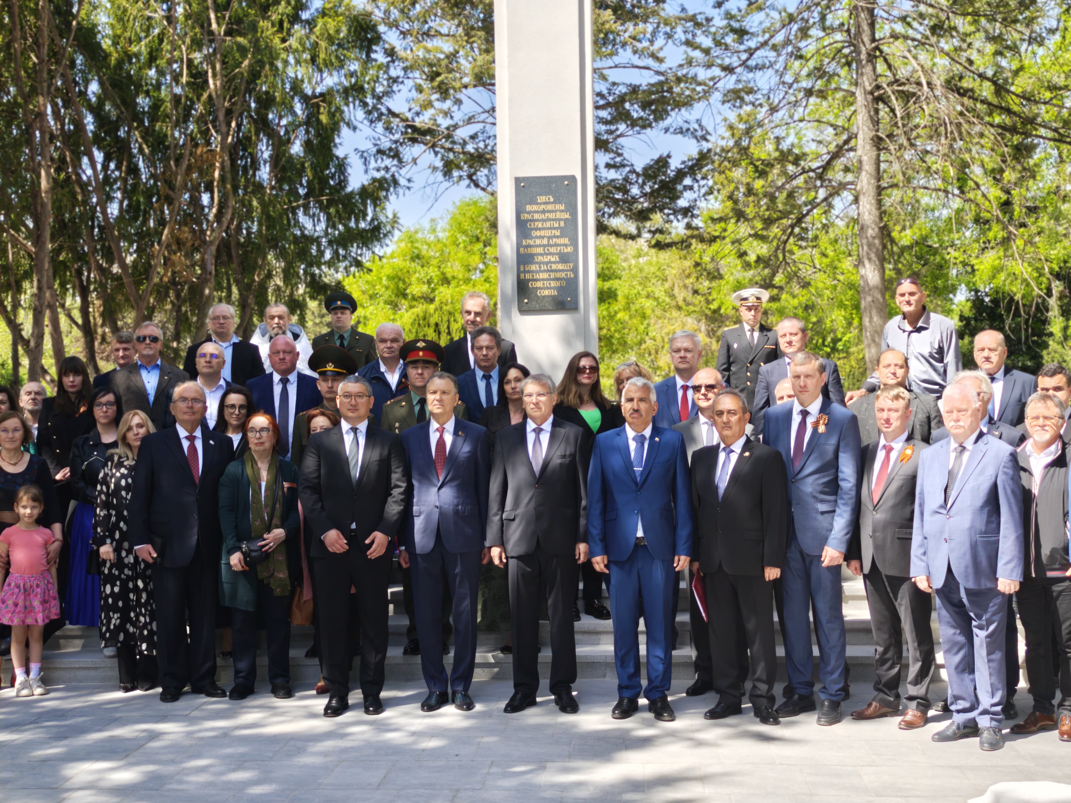 Embajador en Hungría honra a soldados soviéticos caídos en la II Guerra Mundial