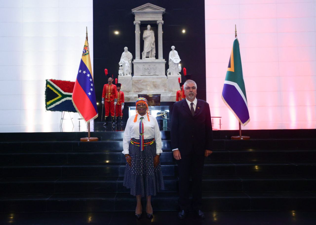 Sudáfrica honra a Bolívar en Caracas en conmemoración del Día de la Libertad