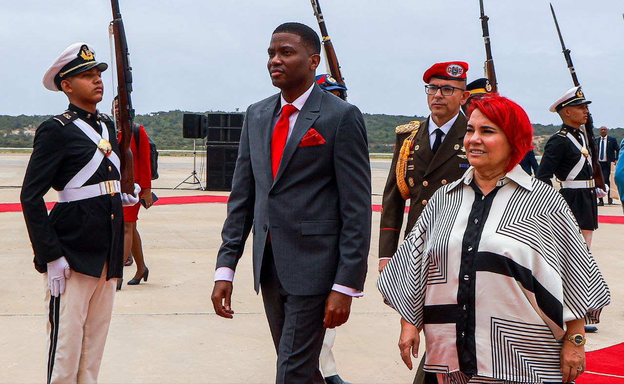 Primer Ministro de Grenada arriba a Venezuela para fortalecer relaciones