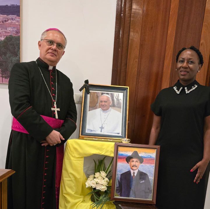 Embajadora Suárez transmite condolencias a Nunciatura Apostólica ante partida física del Papa Francisco