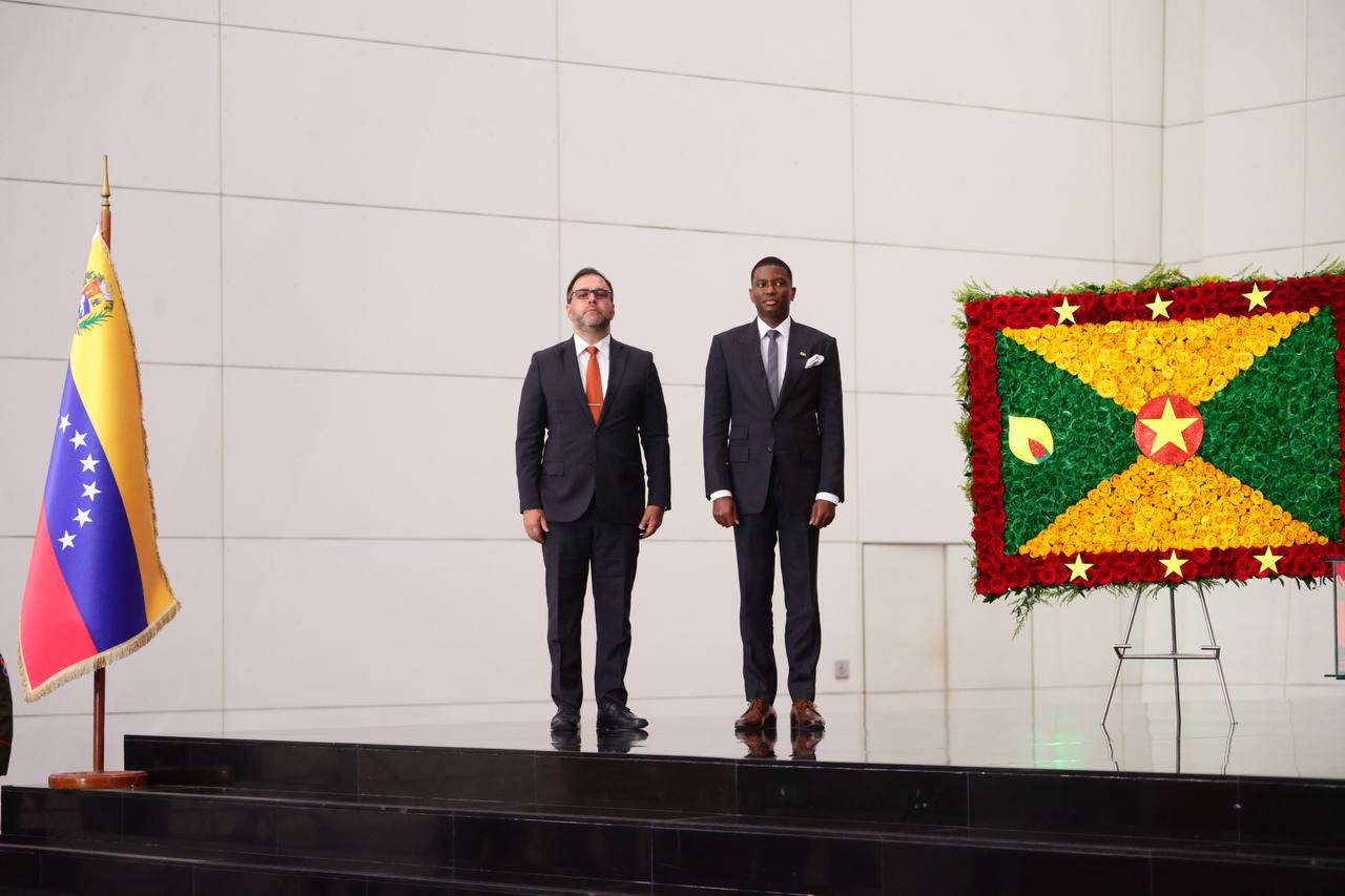 Primer Ministro de Grenada rinde homenaje a Bolívar con ofrenda floral