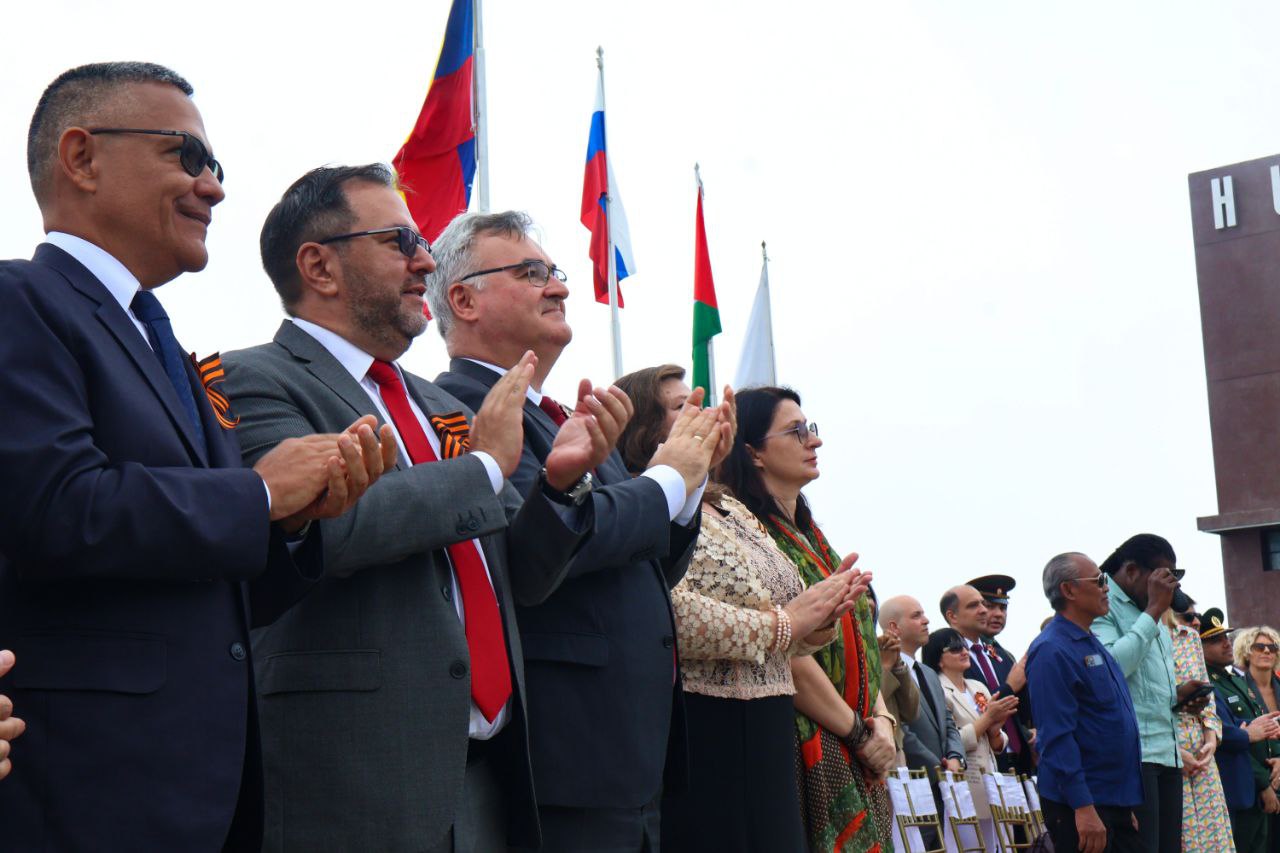 Venezuela y Rusia celebran Día de la Victoria con izada de bandera soviética