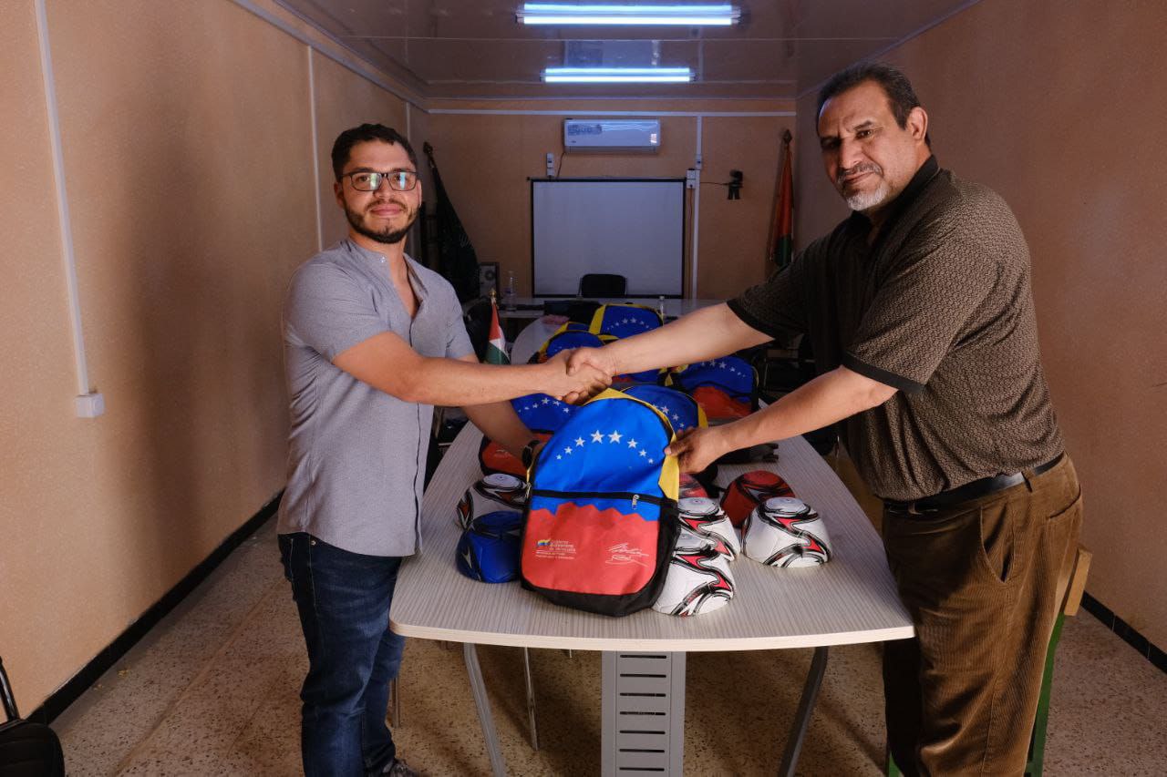 Venezuela entrega donativos educativos a refugiados saharauis en Tinduf