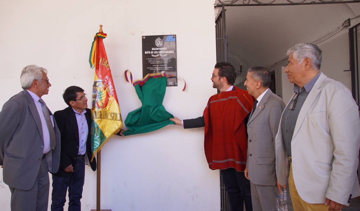 Venezuela y Bolivia conmemoran Bicentenario de la llegada de Sucre a Chuquisaca con develación de placa