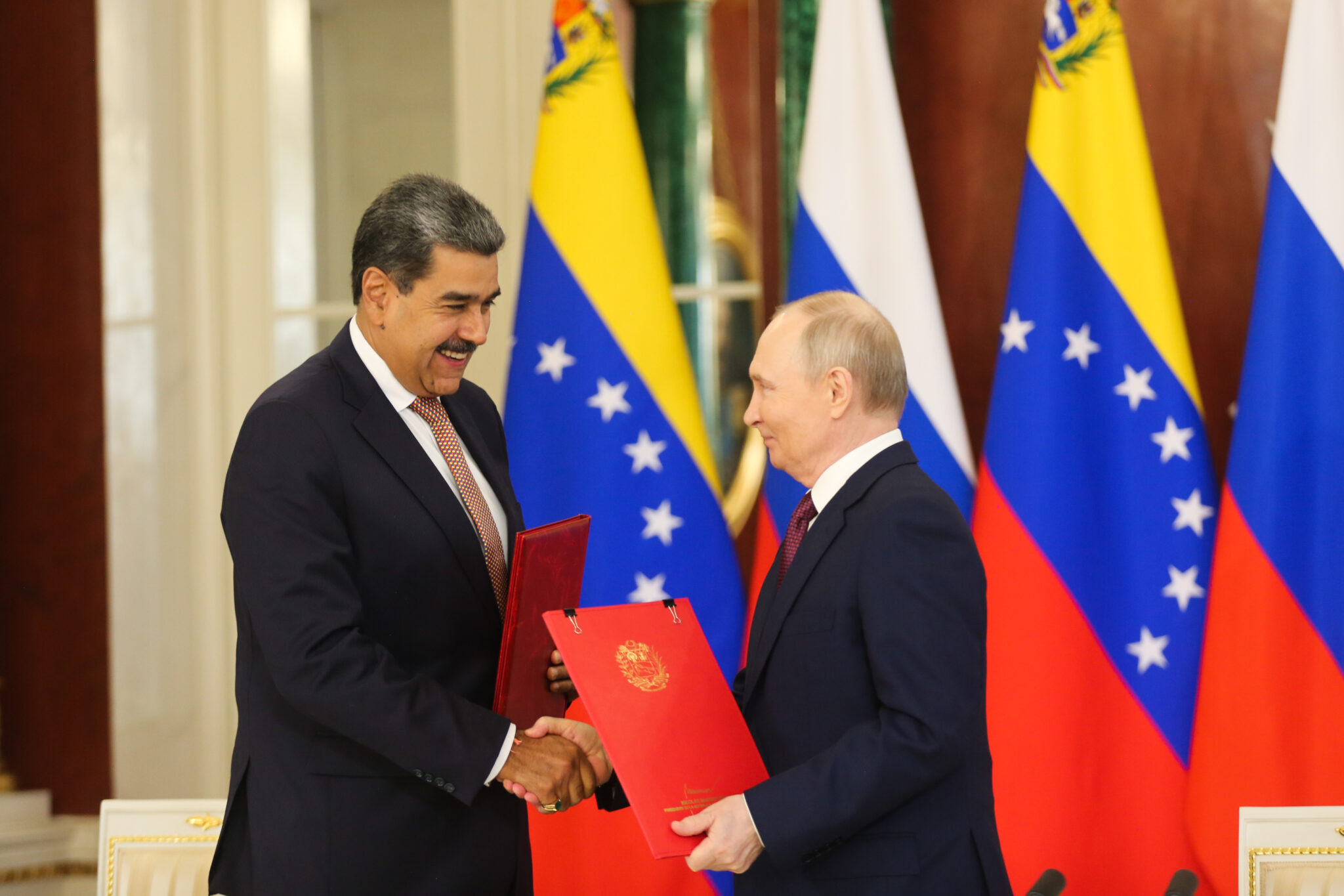Putin y Maduro sellan tratado de cooperación estratégica y apoyo mutuo