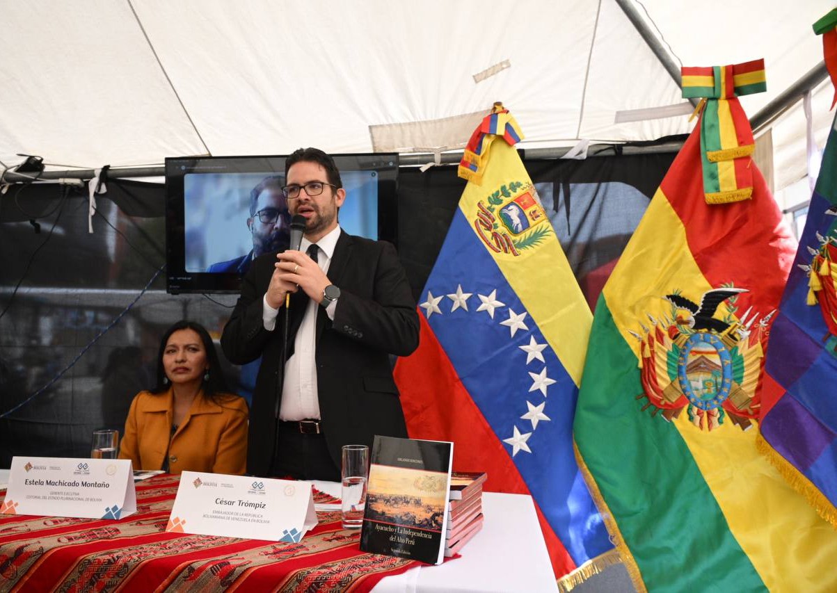 Embajador Trómpiz participa en coloquio "La Ruta de Bolívar" en 5ª Feria Cultural del Libro