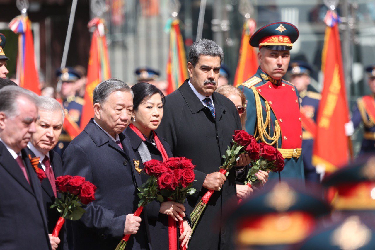 Líderes mundiales ofrendan Tumba del Soldado Desconocido en Moscú