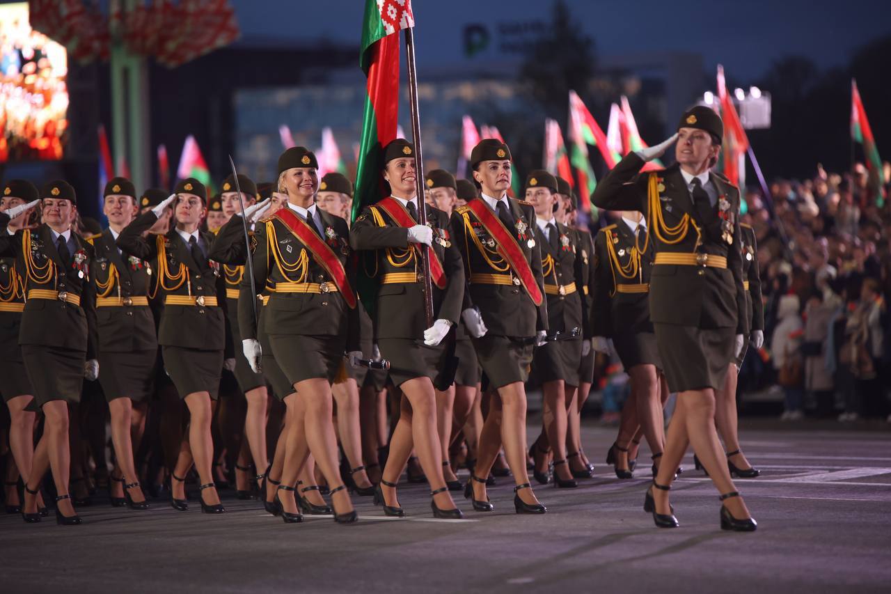 Embajador en Belarús participa en desfile militar por 80° aniversario del Día de la Victoria