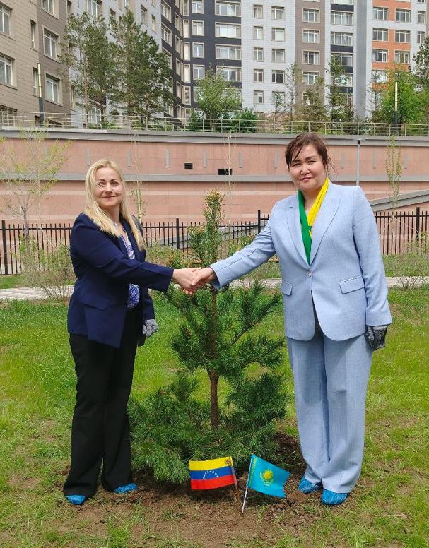 Venezuela y Kazajistán celebran establecimiento de relaciones diplomáticas sembrando un árbol
