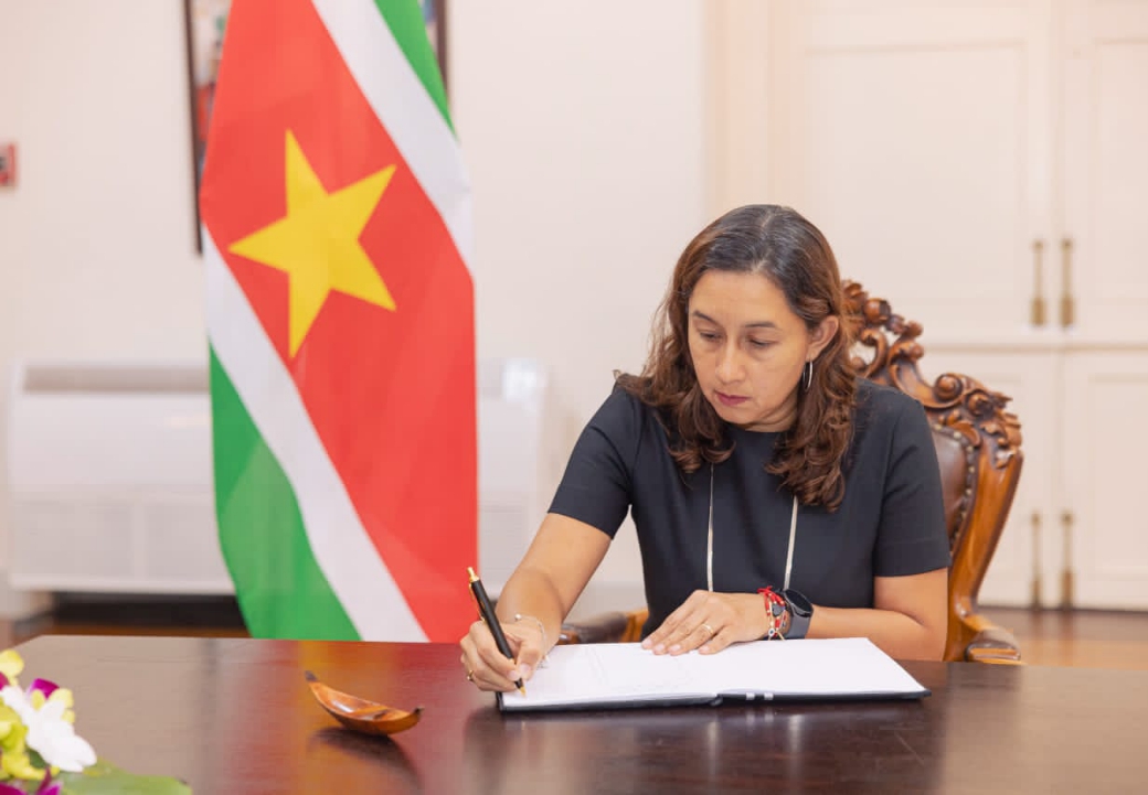 Embajadora en Suriname firma Libro de Condolencias por fallecimiento del expresidente Jules Wijdenbosch