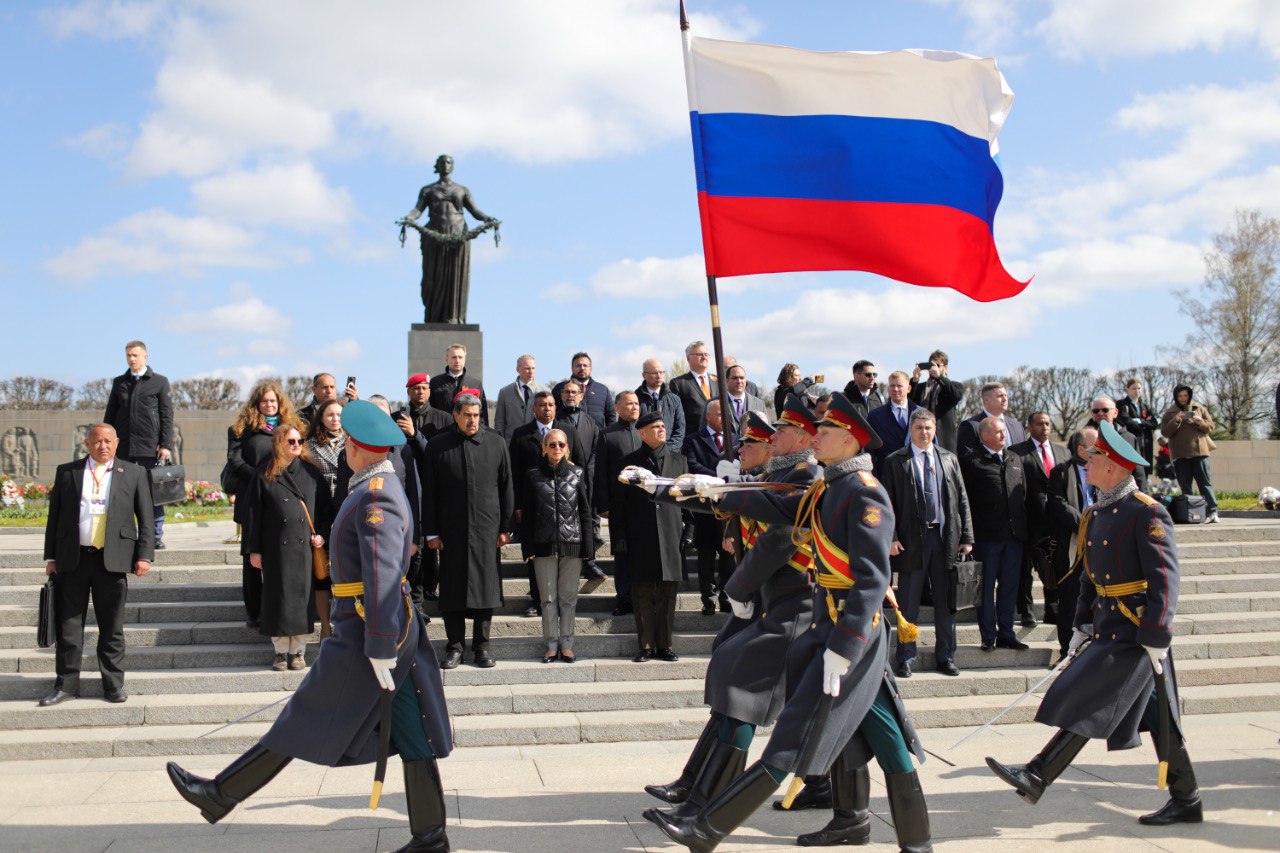 Presidente realiza ofrenda floral ante el monumento a la Madre Patria en Rusia
