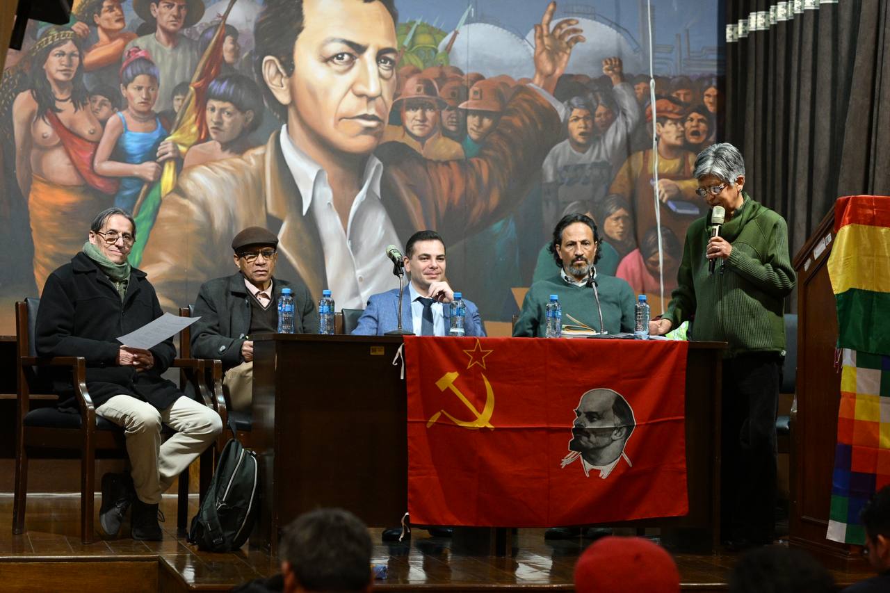 Embajador Trómpiz asiste a conversatorio antifascista en La Paz en homenaje al Ejército Rojo