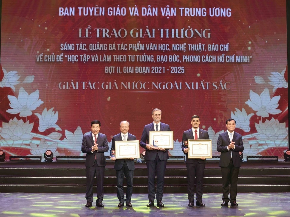 Partido Comunista de Vietnam galardona a Alí Primera en aniversario del natalicio de Ho Chi Minh