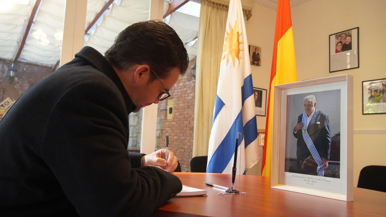 Embajador Trómpiz firma Libro de Condolencias en Bolivia por fallecimiento de José “Pepe” Mujica
