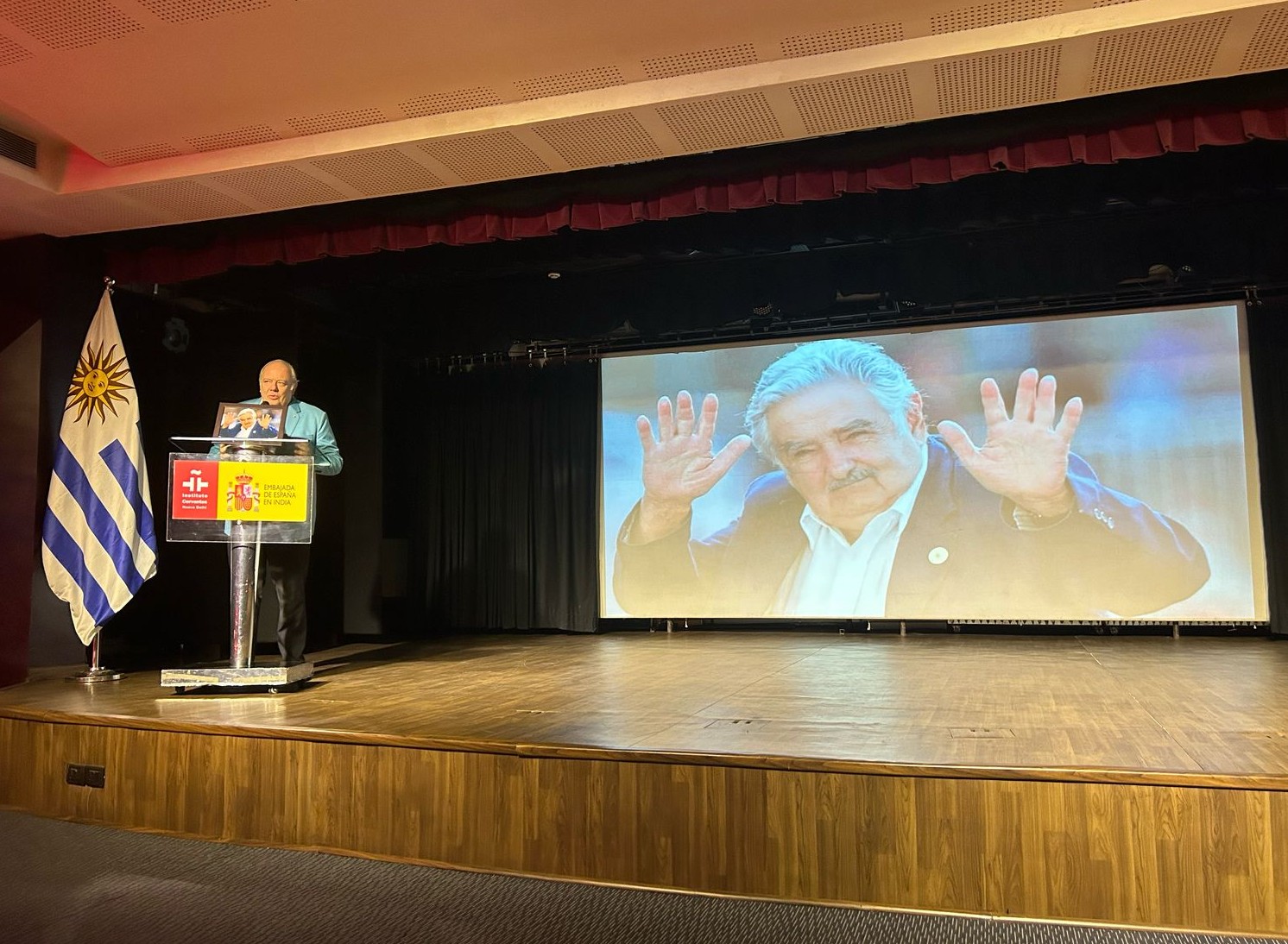 Embajadora en India asiste a proyección de documental “El Pepe: Una vida suprema”