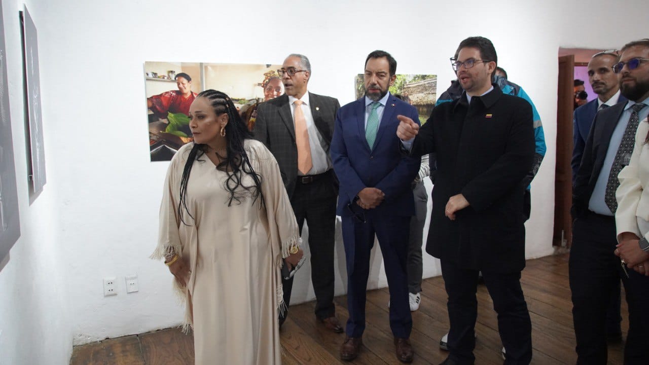 Embajador Trómpiz participa en inauguración de muestra fotográfica del GRULAC Cultural