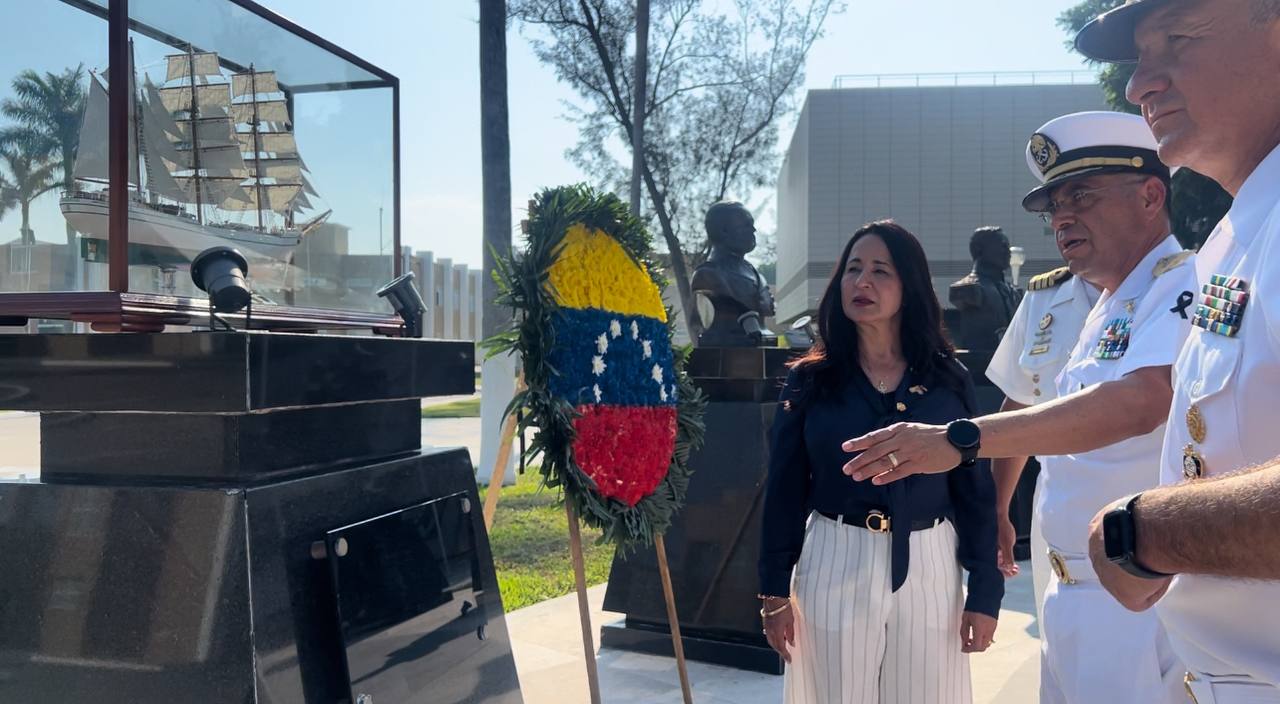 Venezuela rinde homenaje en Veracruz a tripulación del Buque Escuela Cuauhtémoc