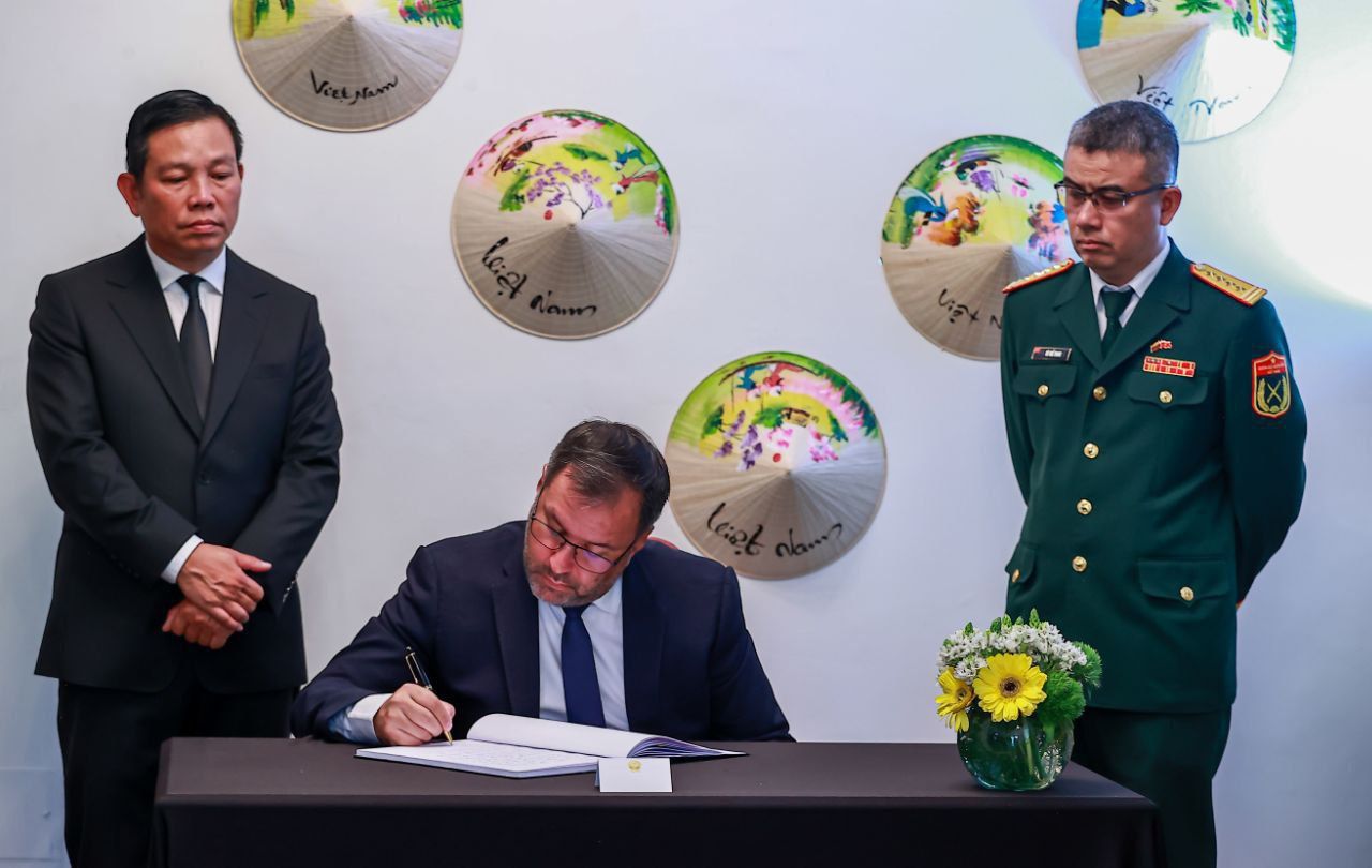 Canciller Yván Gil firma Libro de Condolencias por fallecimiento de expresidente vietnamita