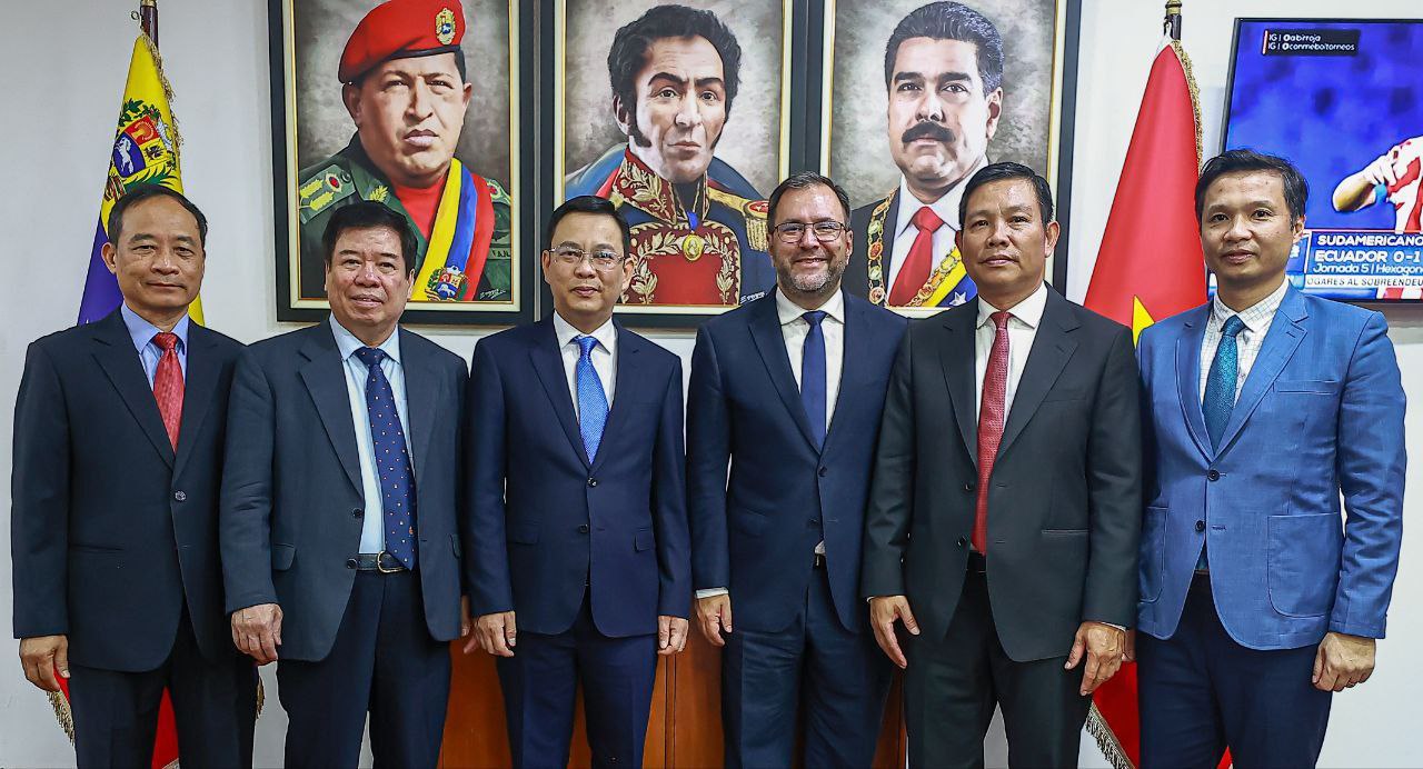 Canciller Yván Gil se reúne con veedores electorales de Vietnam